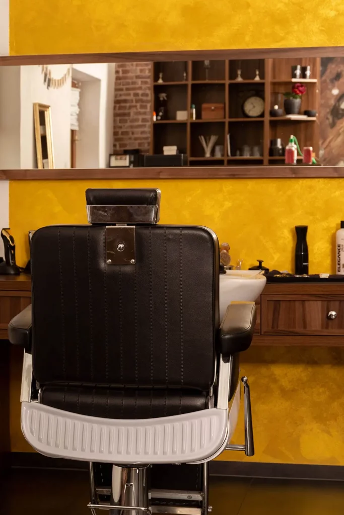 Bild des Kundenstuhls und des Arbeitsbereiches des Barbershops Hussein Saleh in Ravensburg
